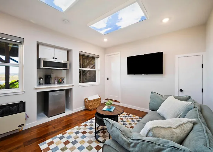 Small Home With Ocean View Walk To Restaurants Brewery Shops Beach