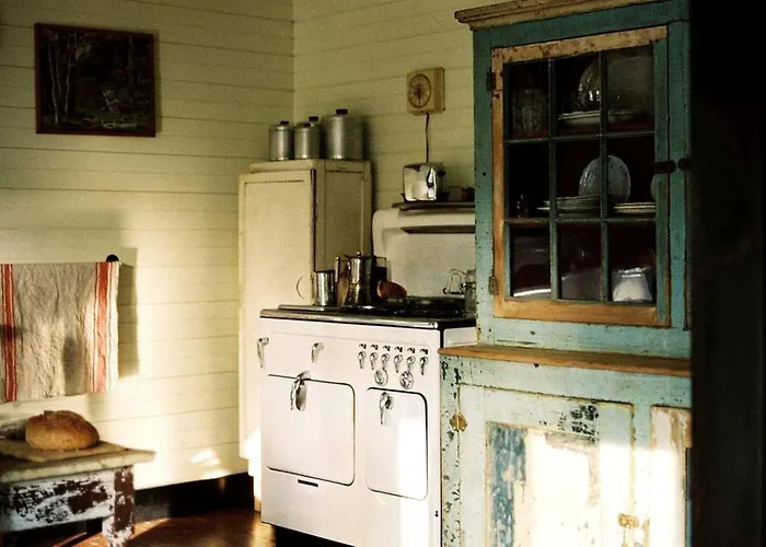 Charming Cottage Rental With Antique Decor In Narrowsburg, New York