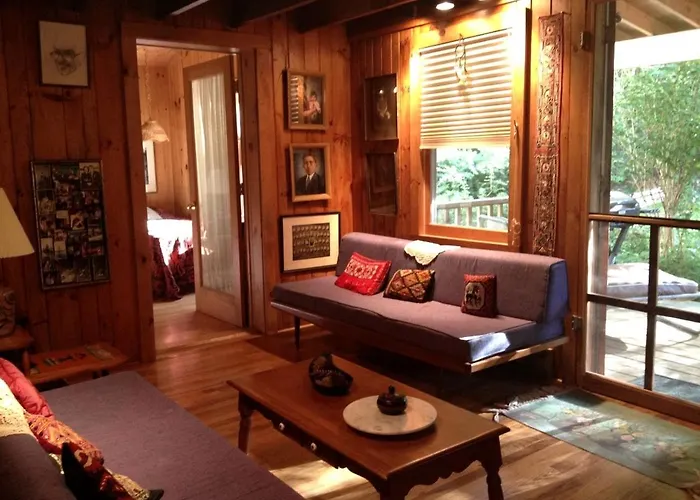 Charming Cabin With Serene Lake Views For A Family Getaway Near Pittsfield, Massachusetts