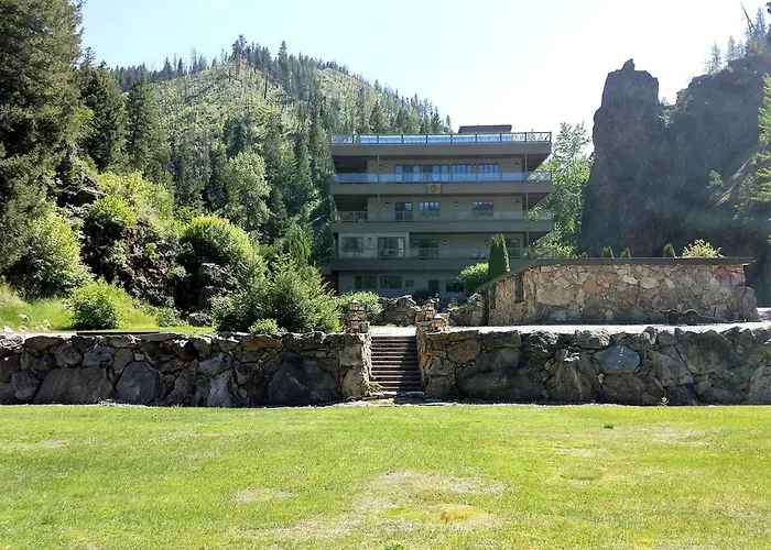 Amazing Mountainside Vacation Rental With Private Hot Springs In Hamilton, Montana