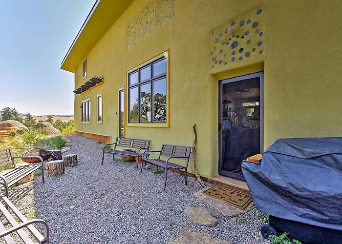 Solar-Powered Rocky Mountain Retreat For An Off-Grid Vacation In Colorado