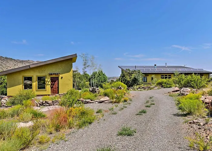 Solar-Powered Rocky Mountain Retreat For An Off-Grid Vacation In Colorado