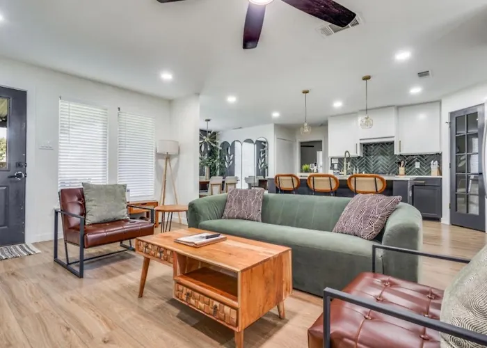 Luxury Oasis 4B 2B Jacuzzi Pet Friendly