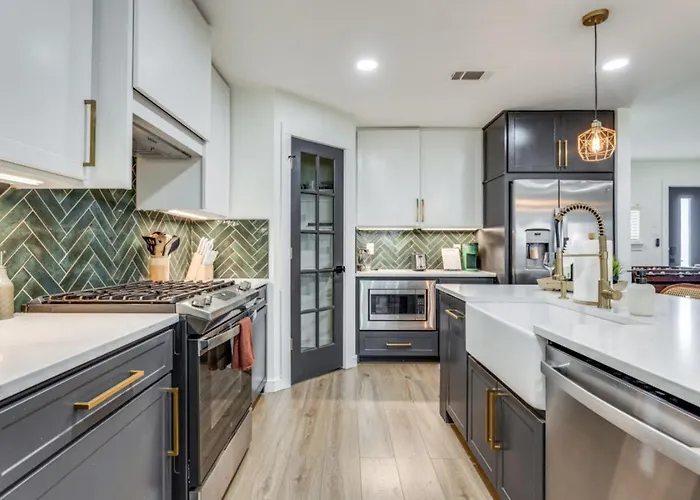 Luxury Oasis 4B 2B Jacuzzi Pet Friendly