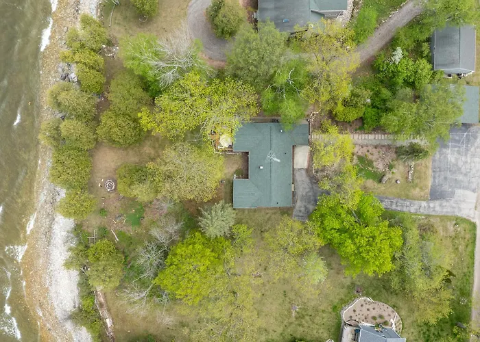 Yorita Manor- Lakefront Escape, Fire Pit, Pets & Scenic Views