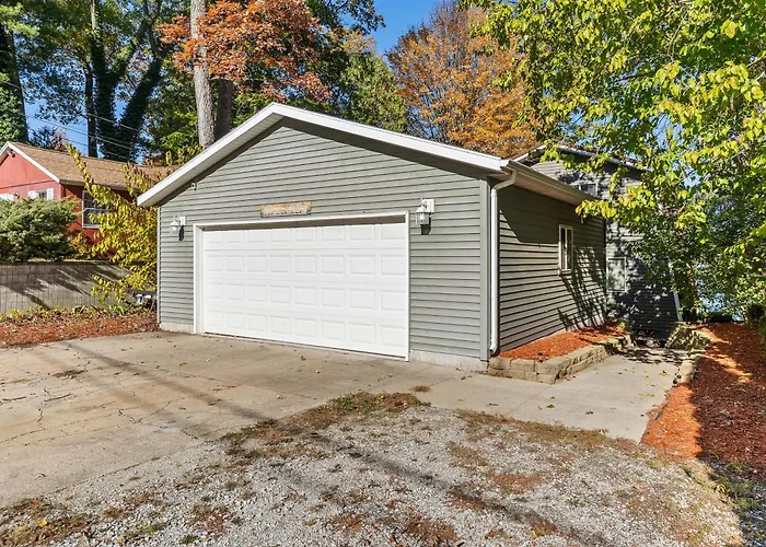 Three Bedroom Retreat In Twin Lake With Lake Access And Hot Tub