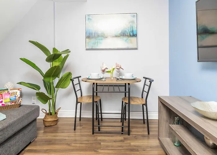 Urban 1Br Gem With Kitchen, Smart Tv & Workspace