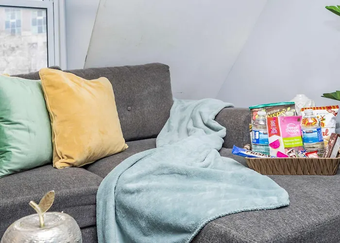 Urban 1Br Gem With Kitchen, Smart Tv & Workspace