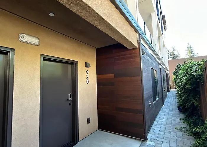 906 Brand New Townhome Sleeps 10