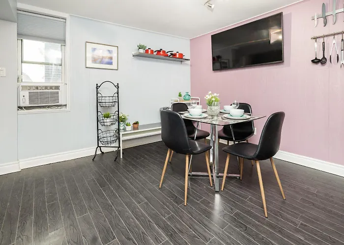 Stylish Ottawa Getaway For 5