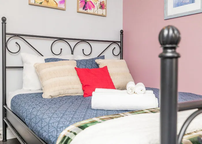 Stylish Ottawa Getaway For 5