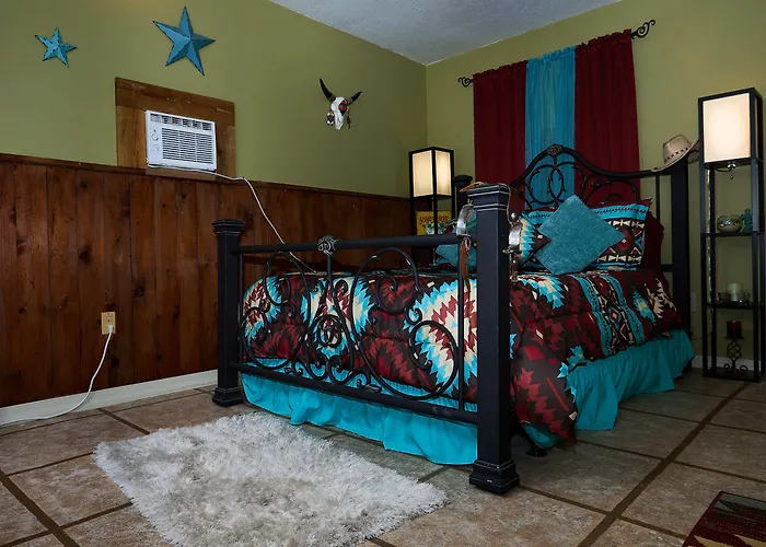 Pleasant Days Lodging Tropical Master Suite