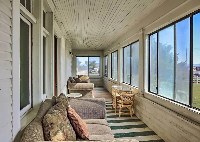 Wyoming Farmhouse Retreat! 10 Mi To Bighorn Canyon