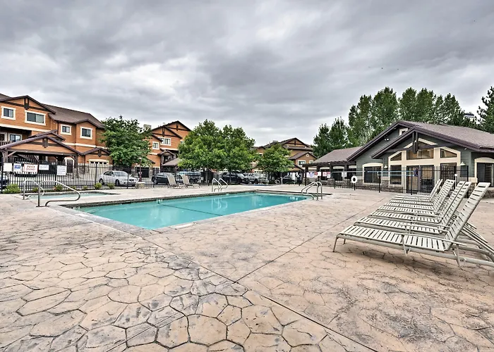 Renovated Condo 8 Miles To Snowbasin Ski Resort!