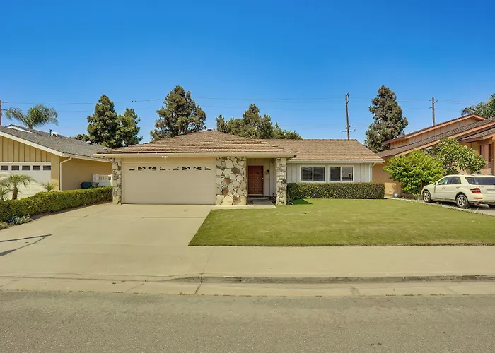 Huntington Beach Home: Fire Pit, Grill + More!