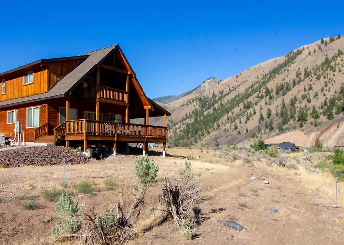 Stunning Salmon Riverfront Cabin