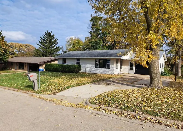 Location! Large Home, Country Views, Entertainment