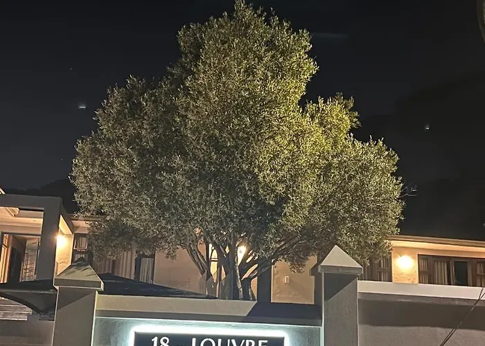 18 On Louvre Guesthouse