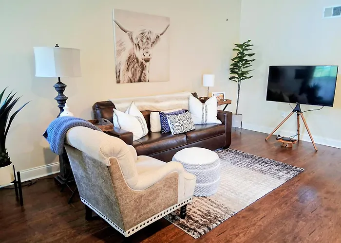 Spacious Townhouse, Central Location, Deluxe Guest Suite