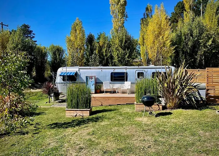 Peaceful Farm Airstream Camper Retreat - Hot Tub