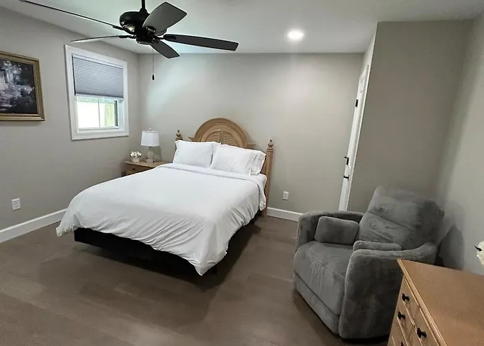 Cozy Couples Retreat 10 Minutes To Beach & Downtown