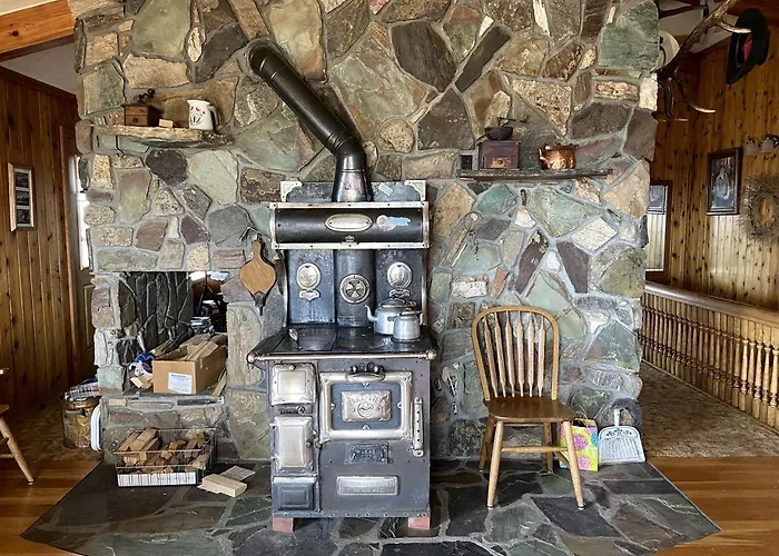 Charming Riverfront Guest House With Deck Overlooking Madison River, Near Ennis, Montana