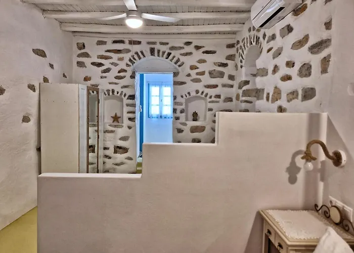 Karnagio - Traditional Seafront House