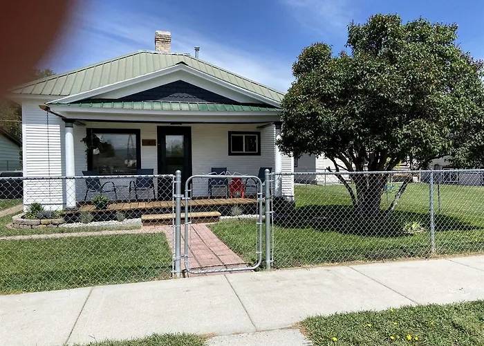 Charming Downtown Cottage With Porch & Backyard Retreat Near Beaverhead River In Dillon, Montana