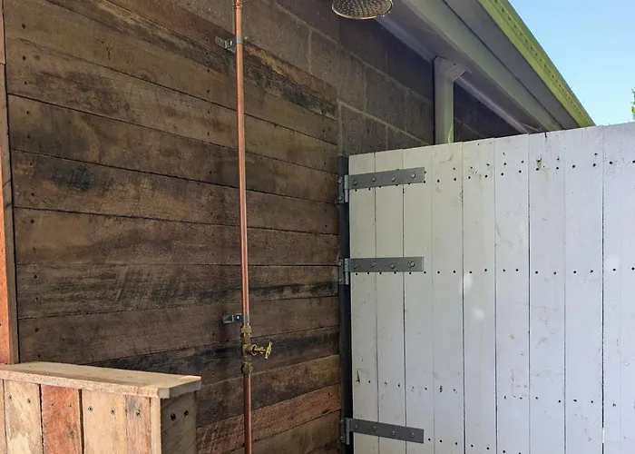 Private Garden Studio - Walk To Beach