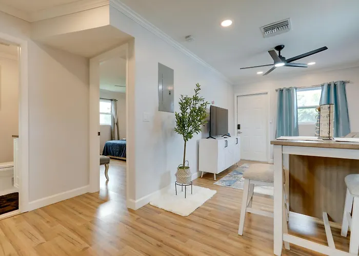 4 Mi To Beach & Rosemary Square: Convenient Home