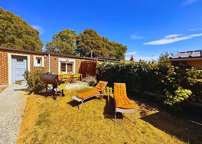 Maison Langevin 2-Bedroom House With Cozy Garden & Patio