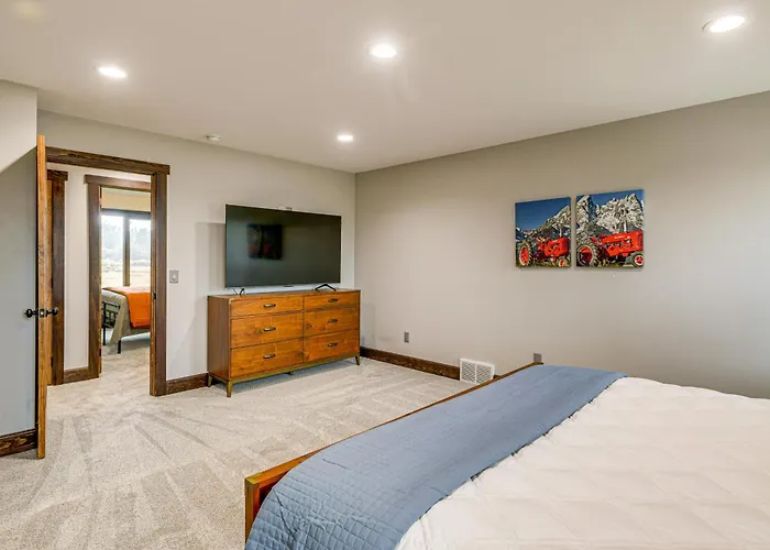 Pinedale Getaway Near Hiking, Skiing & Lakes!