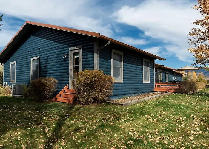 Elegant Western-Style Vacation Rental With Mountain Views Near Madison River In Ennis, Montana