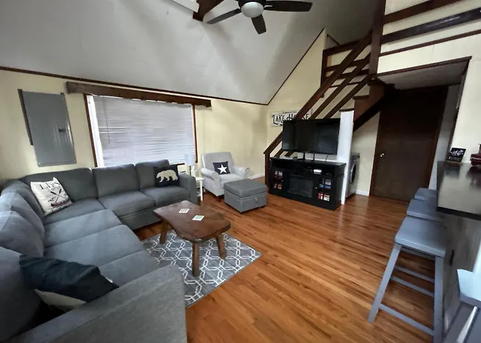 Home In Arrowhead Lake Pocono Pa - Lake Access, Hot Tub, Fire Pit, And Amenities Included