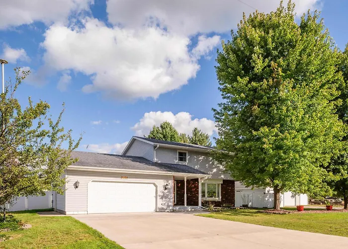 Stevens Point Getaway - Huge 5 Bedroom Home 3 Full Bath