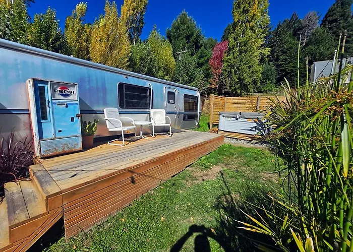 Peaceful Farm Airstream Camper Retreat - Hot Tub