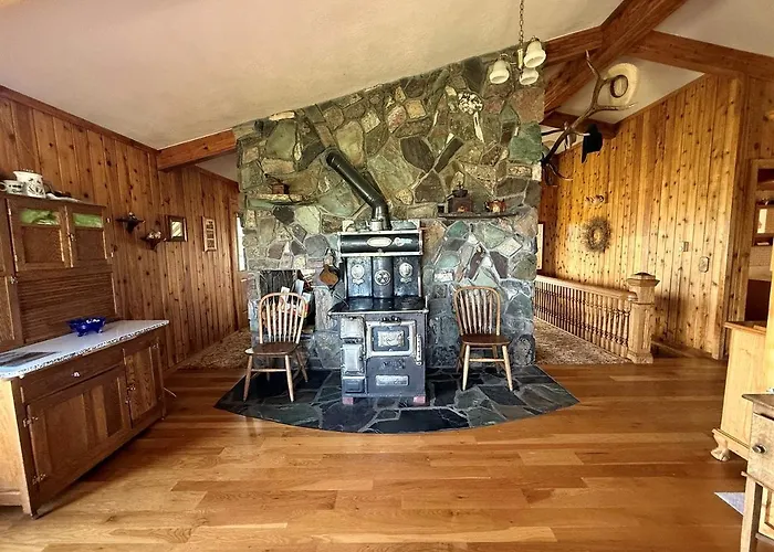 Charming Riverfront Guest House With Deck Overlooking Madison River, Near Ennis, Montana