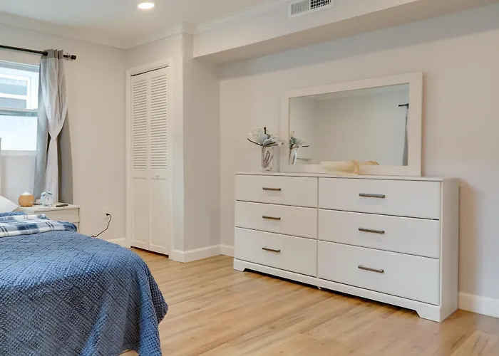 4 Mi To Beach & Rosemary Square: Convenient Home