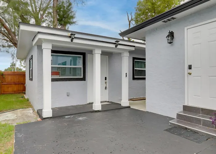 4 Mi To Beach & Rosemary Square: Convenient Home