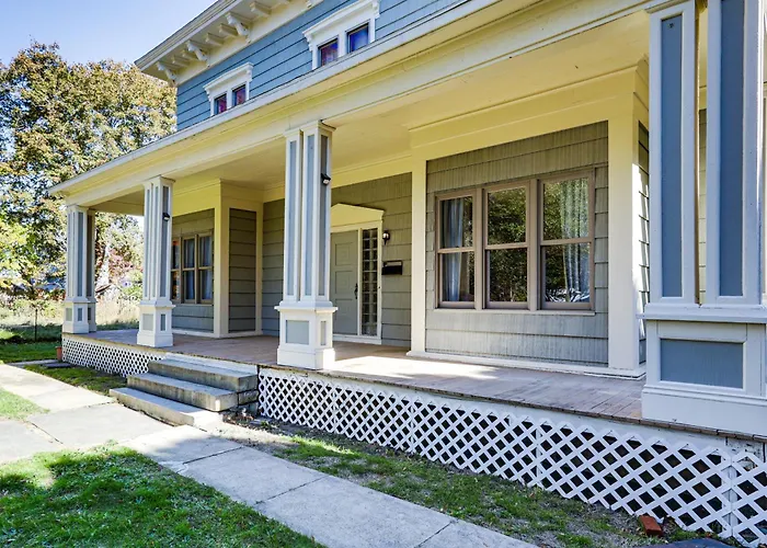 2 Mi To Uscg Academy! Convenient New London Home