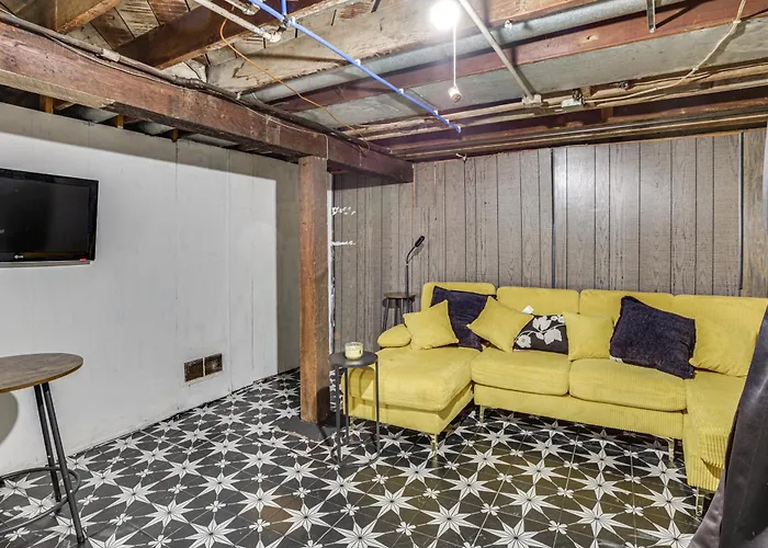 1 Mi To Downtown Dubuque! Spacious Home
