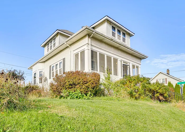1 Mi To Downtown Dubuque! Spacious Home