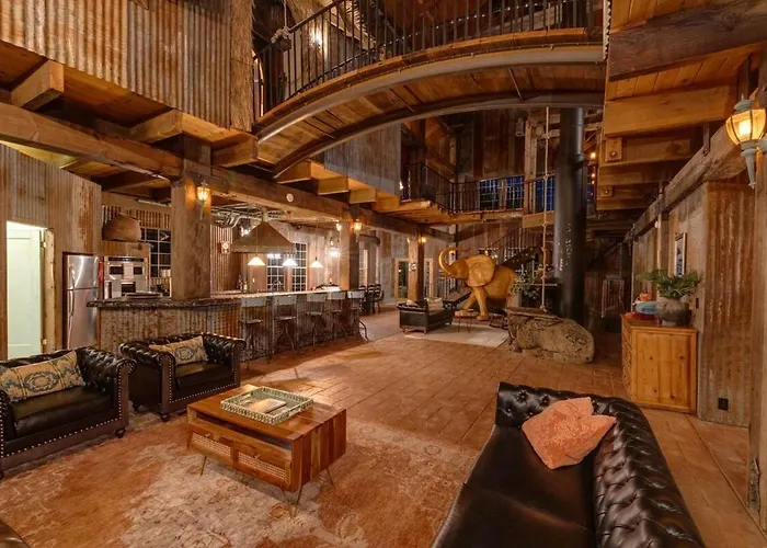 Unique Stay! Pool, Hot Tub, Game Room, Views