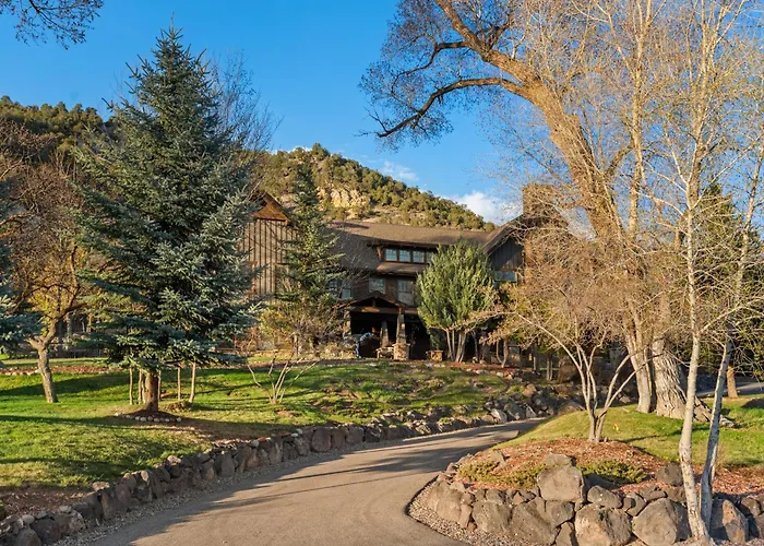 Luxe Artful Mountain Retreat With 4 King Suites, 8 Person Hot Tub And 3 Decks
