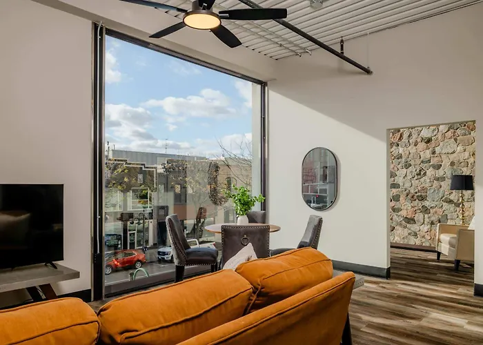 Modern City View 1Br Apartment With Office - Free Parking