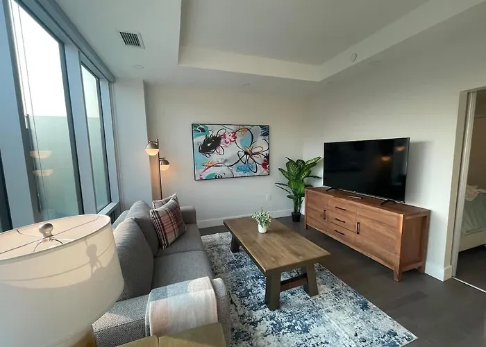 Downtown Bright And Modern 1 Bedroom With 6 Appliances