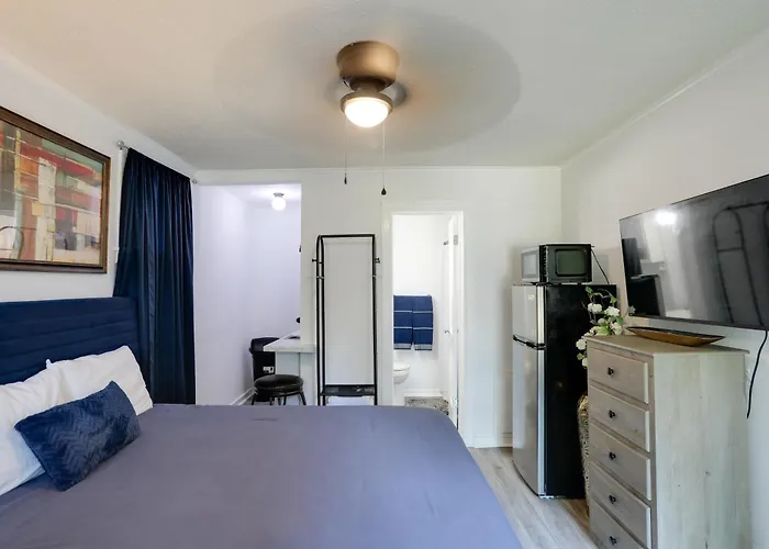 Updated & Cozy Studio In North Greenwood!