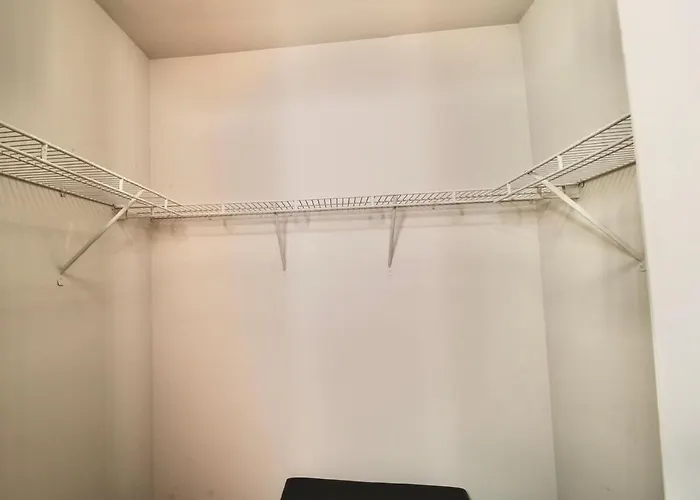 Spacious 1Br With Full Kitchen & Laundry