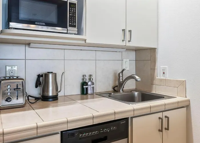Kulakane 212- Oceanfront Condo, Coastal Vibes, Island Views
