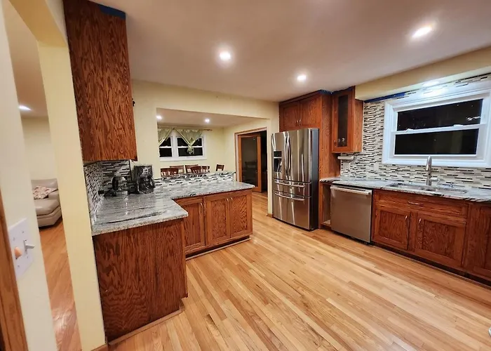3 Bed 2 Bath, Near Ualbany & Mvp Arena, Private Driveway Parking